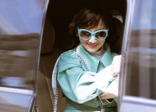 眼镜框|赵雅芝还是那个“白娘子”，穿绿色皮衣太时髦，造型堪比时装秀