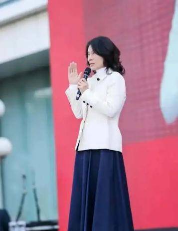 颜色|董明珠认真打扮霸气变温柔，穿针织衫搭海蓝色丝巾，65岁看着像45