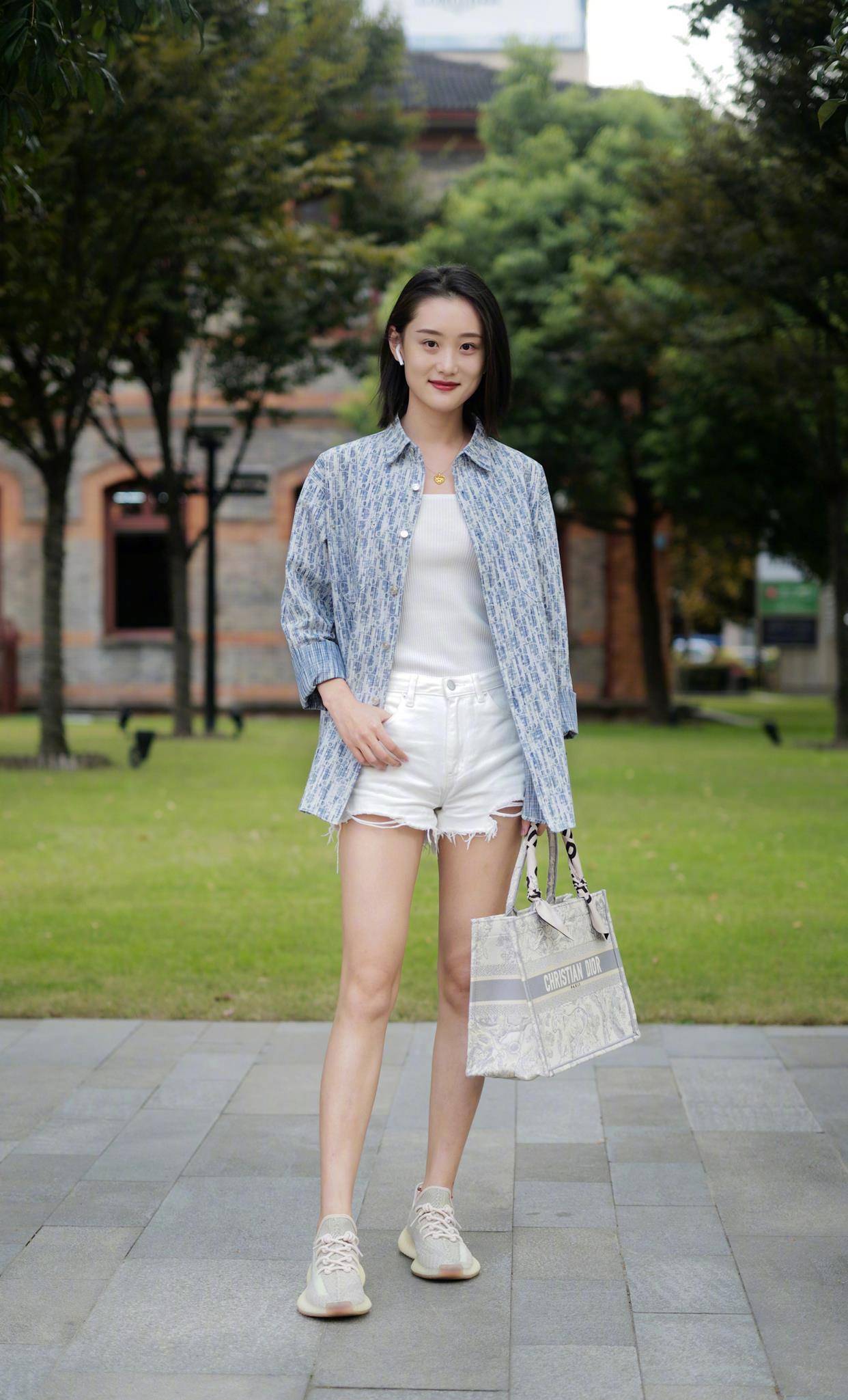 明度|教你怎么把简单的“衬衫”穿出新潮、时髦感，再也不怕撞衫了