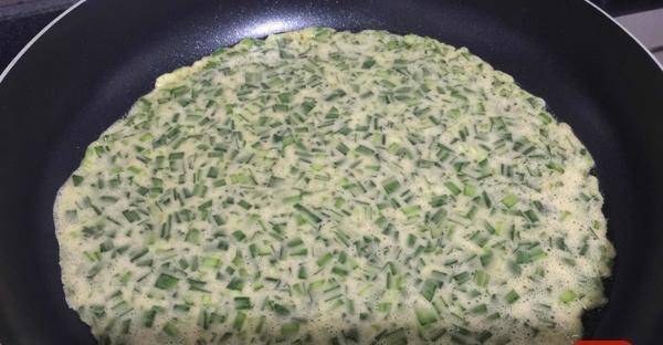 加入适量|春天不吃这菜就亏了,筷子搅一搅,香喷喷的早餐饼5分钟端上桌