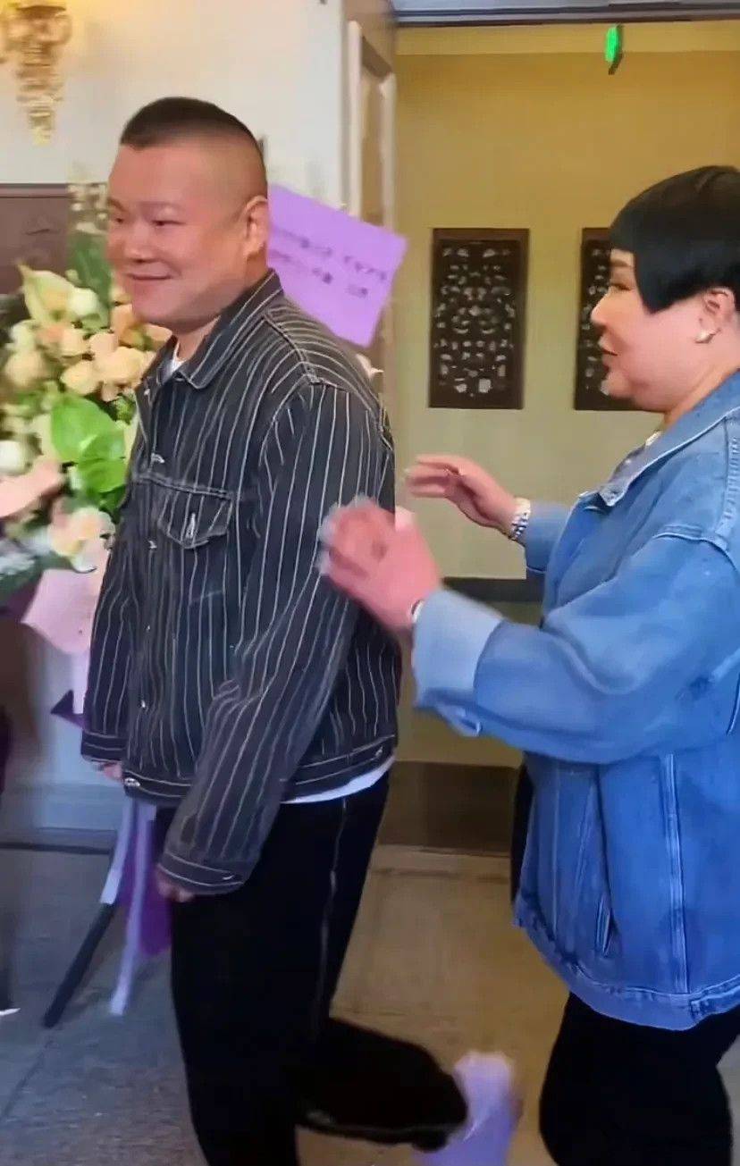 袜子|郭德纲老婆出行被要签名，玩下衣失踪穿长袜，胖也胖的这么时髦！