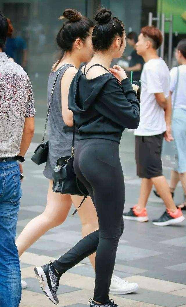 上半身|黑色长吊带背包搭配黑色潮流打底裤，提高时尚度，融入个人风格