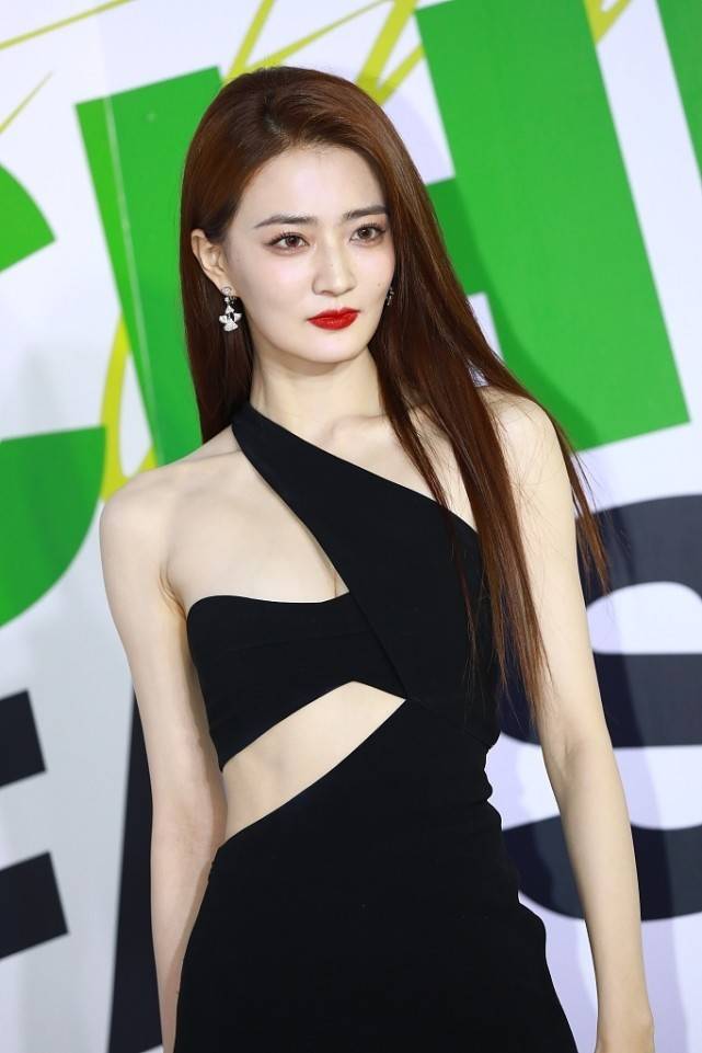 个性|徐璐晒出“女生的快乐”,满屋礼服让人羡慕,穿上礼服的她才惊艳