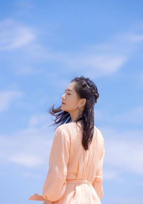 颜色|谢娜都孩子妈了还那么大玩心,沙漠上尽情摆poss,看着真“魅”