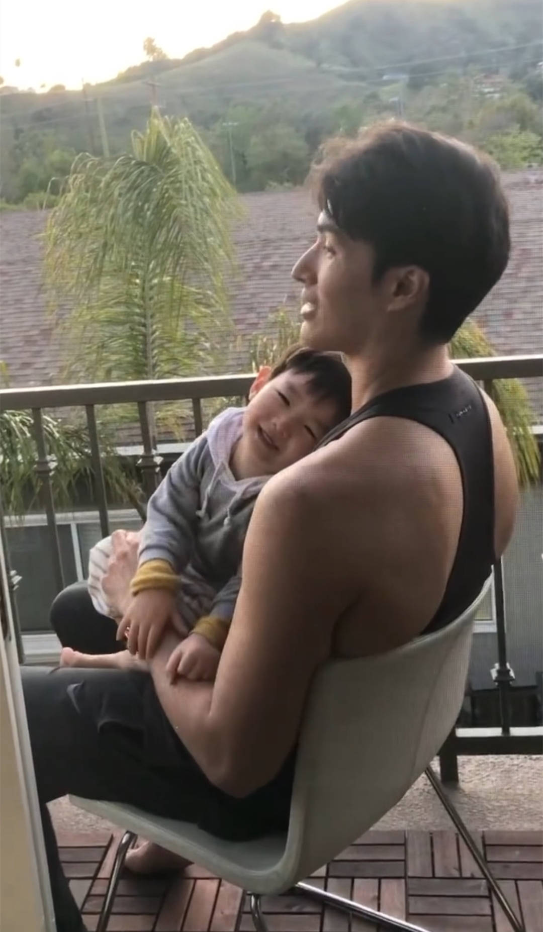看到锦荣为新女友认真带孩子的模样网友觉得蔡依林错失宝藏男孩