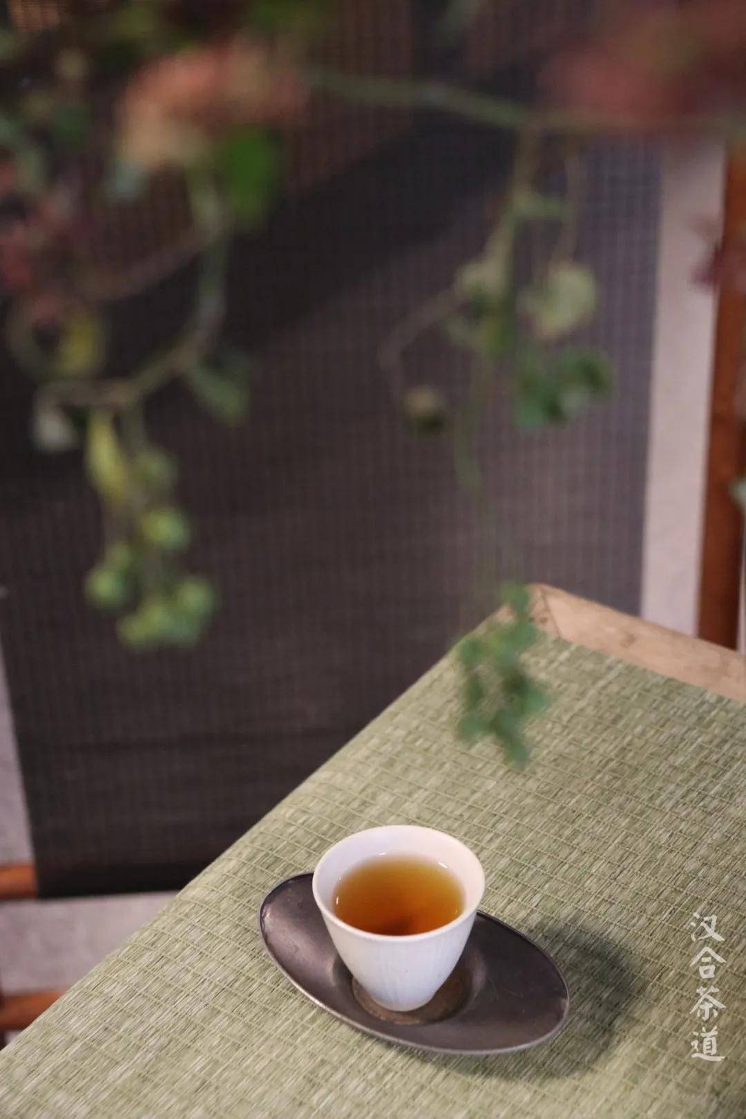 與友人品茶,舉杯交盞抒胸臆;一人獨飲,靜默飄香得自在.