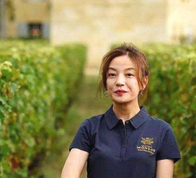 藏蓝色|赵薇真接地气，穿藏蓝色POLO衫摘葡萄，哪看得出有44岁了