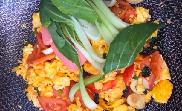 卫生状况|1把面条,4个鸡蛋,再加配菜,简单制作营养早餐面。