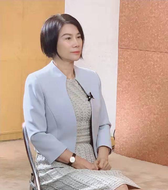 颜色|董明珠认真打扮霸气变温柔,穿针织衫搭海蓝色丝巾,65岁看着像45