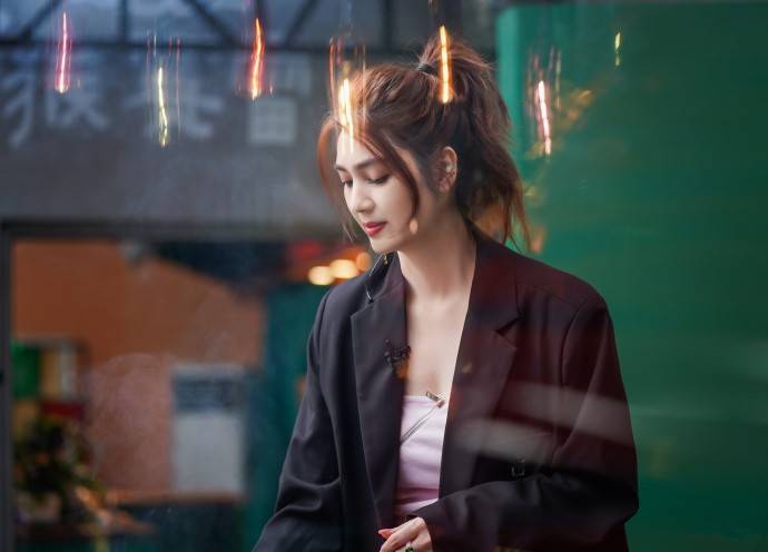 黑色|洪欣也太时髦了吧！黑色西装穿出满满活力感，49岁老阿姨嫩成少女