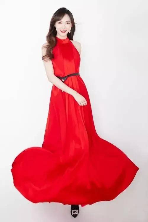 设计|唐嫣升级成为“宝妈”，但身材保持得还这么好，穿上红裙好有魅力