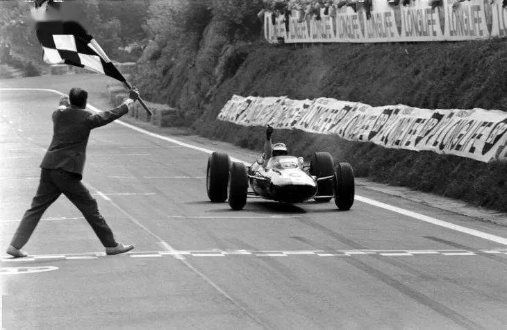 白和|刘雯私服好绝,棋盘格+牛仔裤百搭又显瘦!