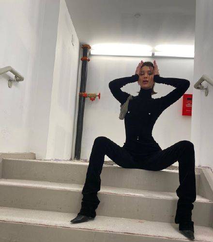 黑色|贝拉将机场当秀场,穿皮衣步伐嚣张特有范,却没2W+香奈儿抢镜