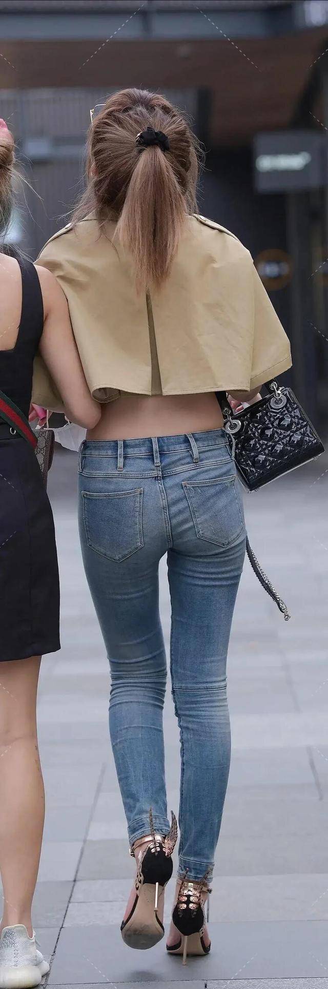 中性|黑金色休闲高跟鞋搭配蓝色复古牛仔打底裤，百变潮搭，简约时尚