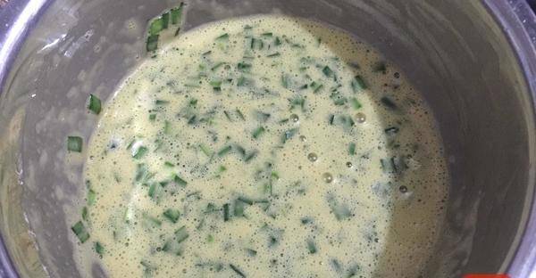 加入适量|春天不吃这菜就亏了,筷子搅一搅,香喷喷的早餐饼5分钟端上桌