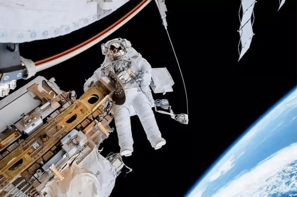 神舟十二号航天员第二次出舱 已完成安装脚限位器等工作