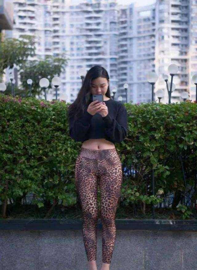 牛仔|黑色花边背心搭蓝牛仔短裤,性价比很高的选择,不过时的潮流搭配