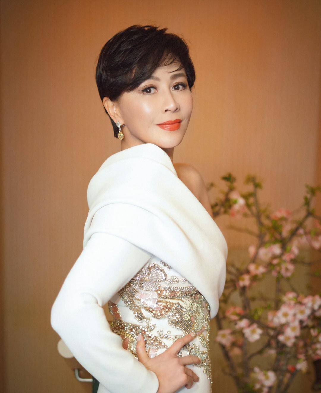 55岁刘嘉玲获高奢品全球代言，斜肩珍珠裙素雅高贵，尽显女神气质