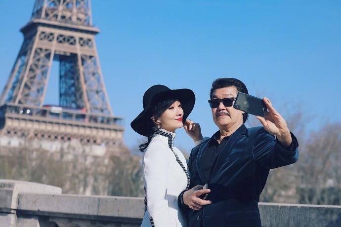 鱼尾|赵雅芝踩“细针”走活动,波光鱼尾裙不显老,身材瘦得惹人疼