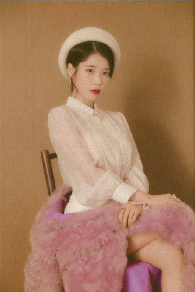 棕色|韩国女神Iu，身穿军绿大衣搭直筒裤出镜，休闲干练！