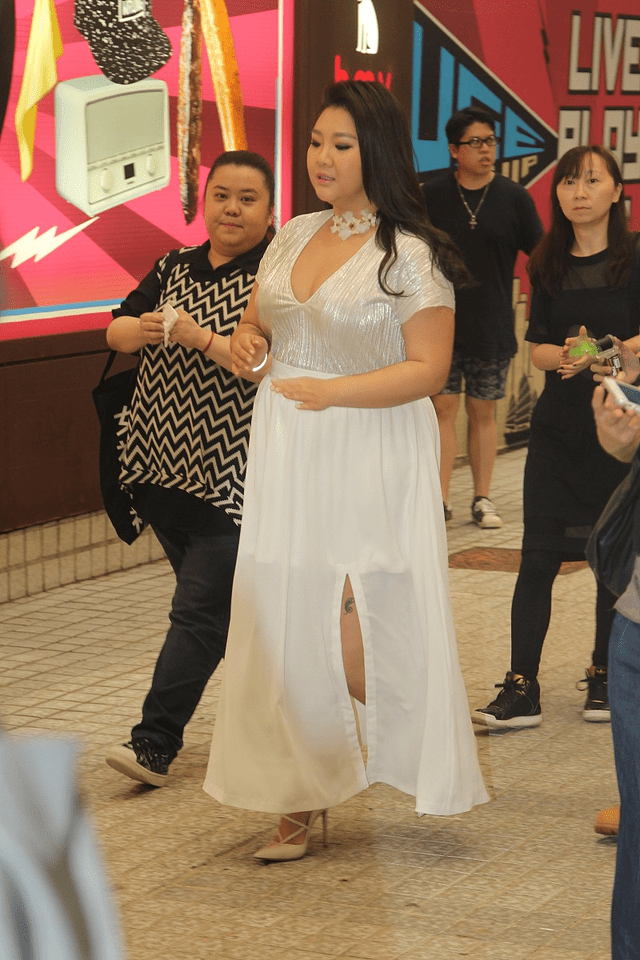 choker|郑欣宜彻底放飞自己了！穿白裙没有腰型，绑带鞋勒出“猪蹄”