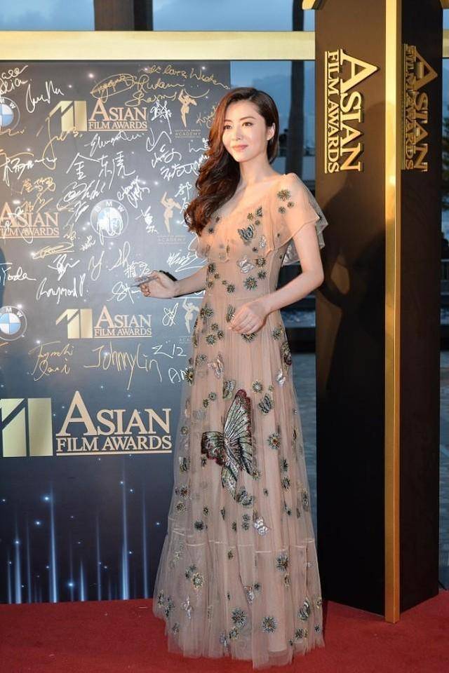 曲线|熊黛林真有“女神范”，穿裸色薄纱连衣艳温婉灵动，时髦高级