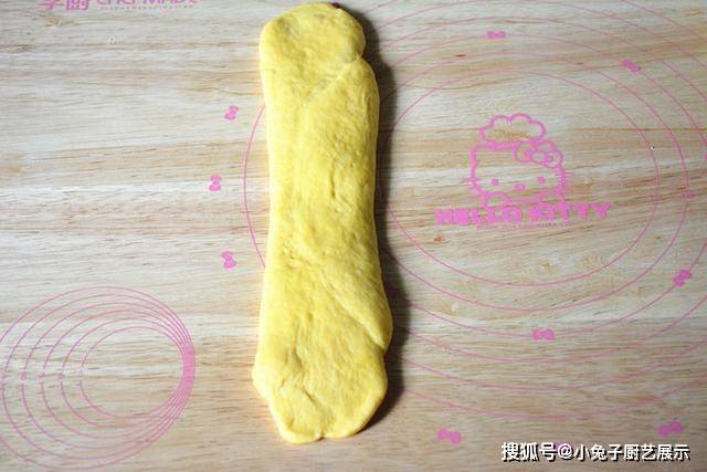 美食|南瓜别再蒸着吃了，加在面粉里做成吐司，又香又柔软，早餐就它了