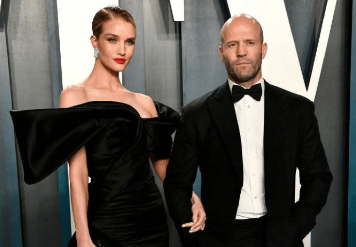 杰森斯坦森|“最强地中海”54岁再当爹！小20岁未婚妻晒孕照，脚踩恨天高