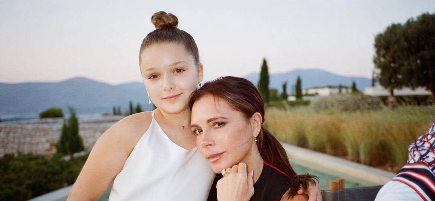 大嫂|小七跟大嫂出游!两人合影亲密搂抱，大嫂穿V领上衣难挡火辣身材