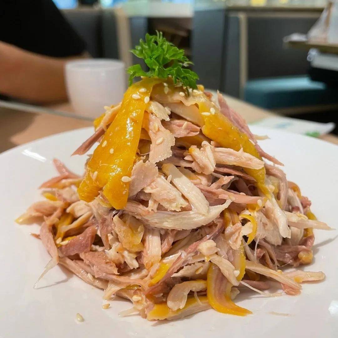 手撕盐焗鸡简直就是食肉兽最爱不肥不腻的鸡肉盐焗得刚刚好咸香适度不