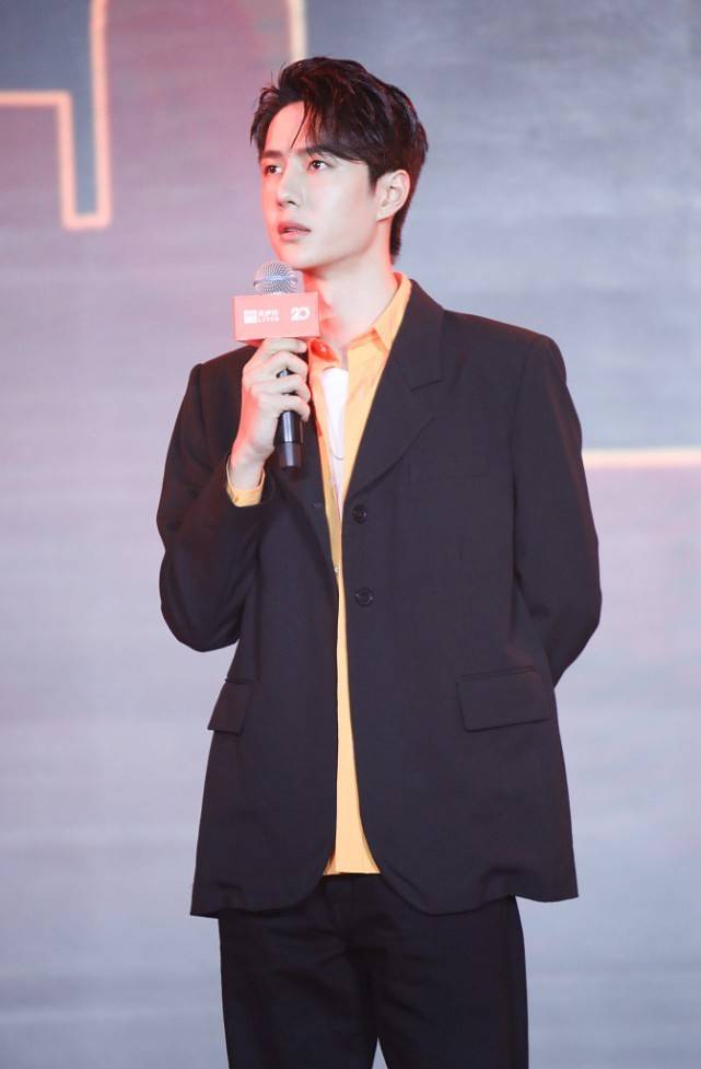黑色|王一博的气场好强，穿着成熟稳重的西装，有点“霸道总裁”那味了