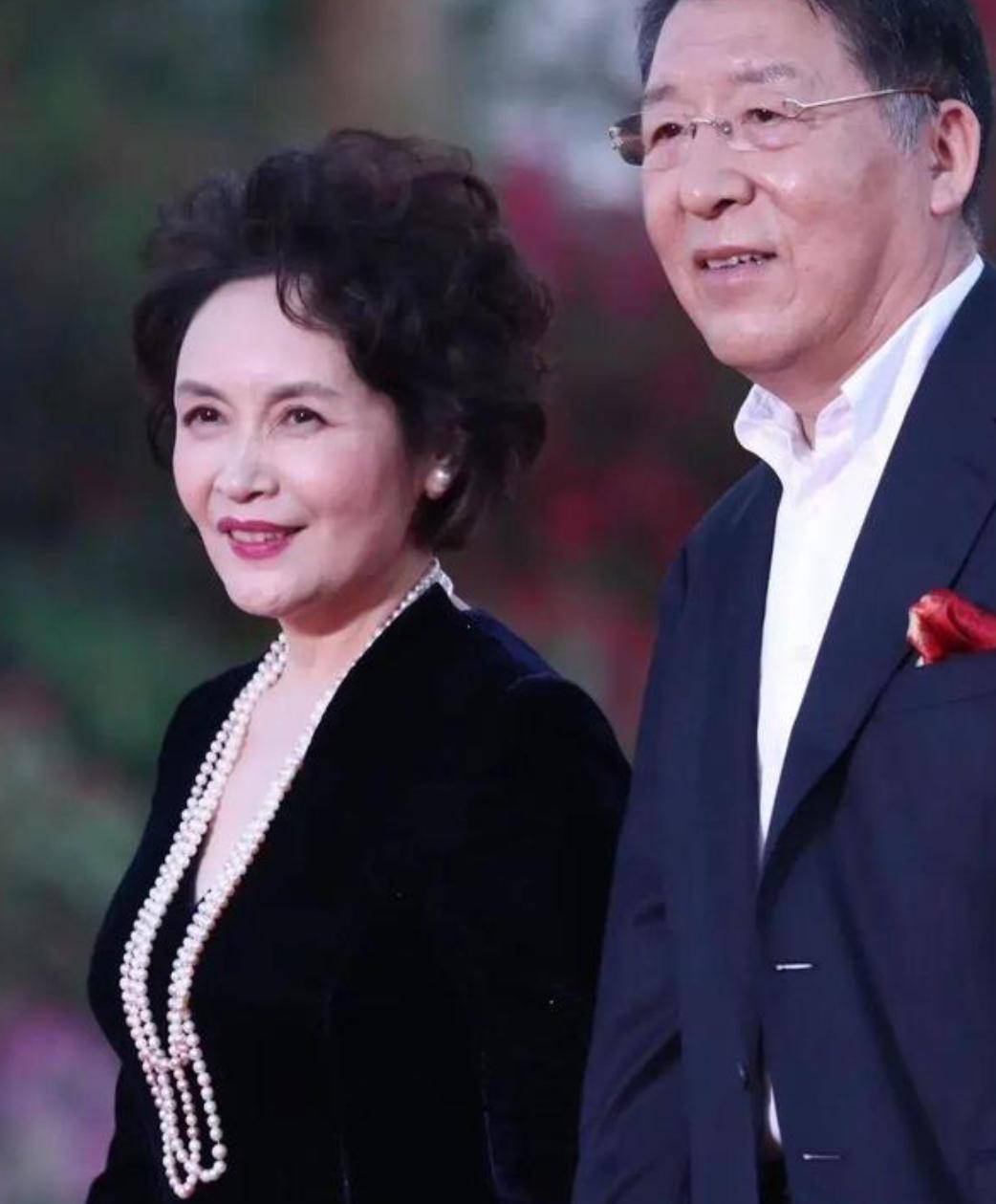 晓英|宋晓英越老越洋气，穿黑裙涂红唇还挂3条珍珠项链，美成优雅贵妇