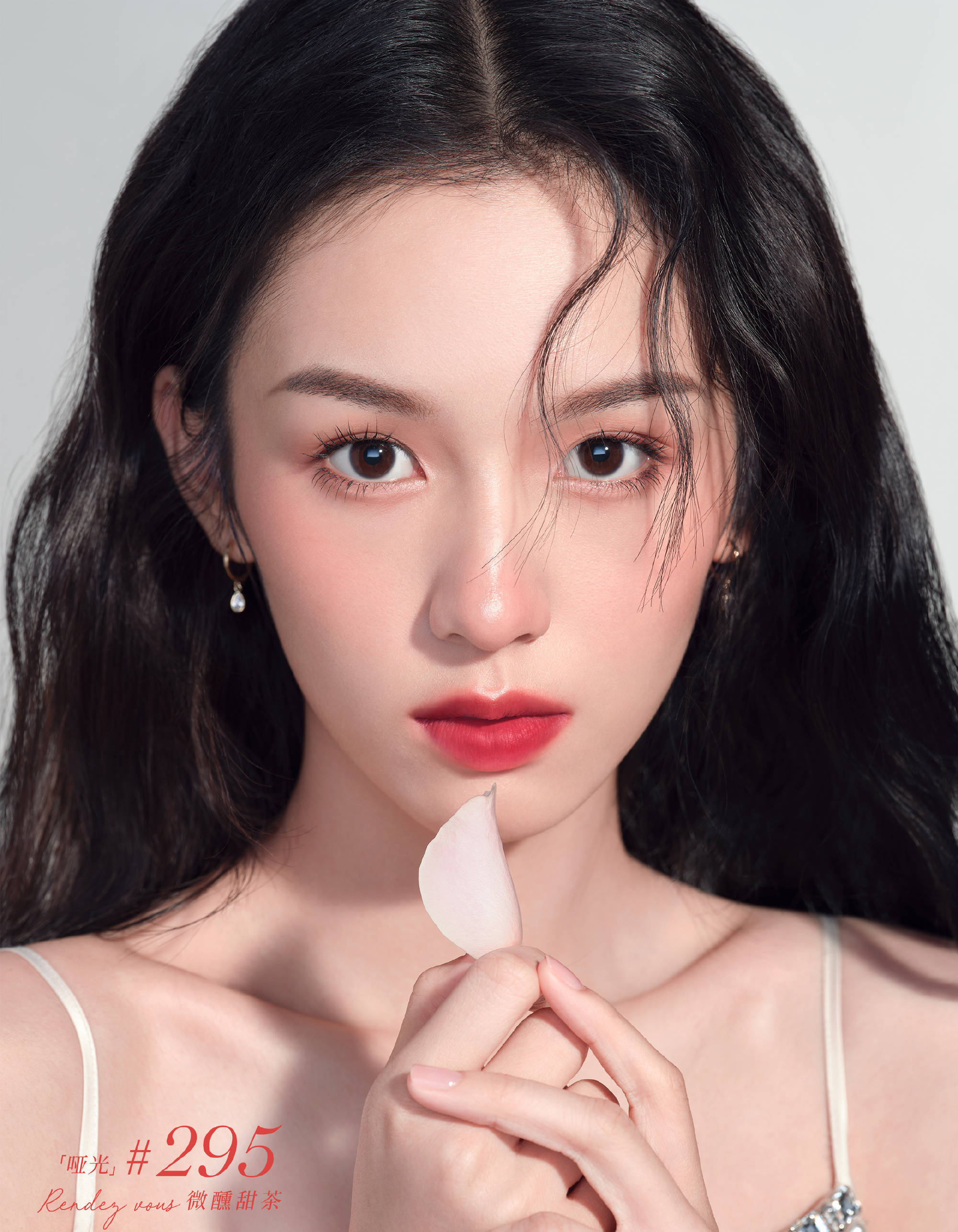 1/ 12 搜狐娱乐讯 8月19日,周也发布了一组高清