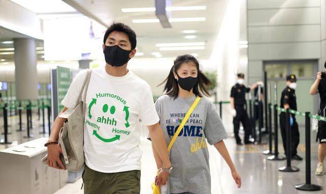 感觉|王彦霖妻子仍然清纯似校花，宽大T恤配牛仔裤，纤细感还挺明显的