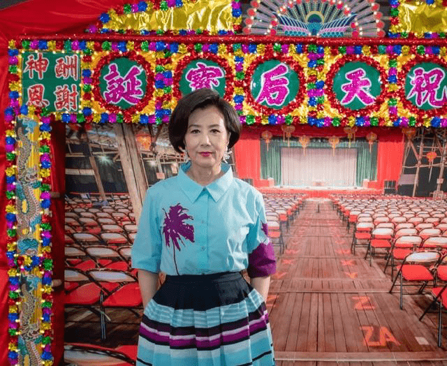皱纹|汪明荃穿长裙还这么漂亮，73岁皱纹一点不少，但气质优雅！
