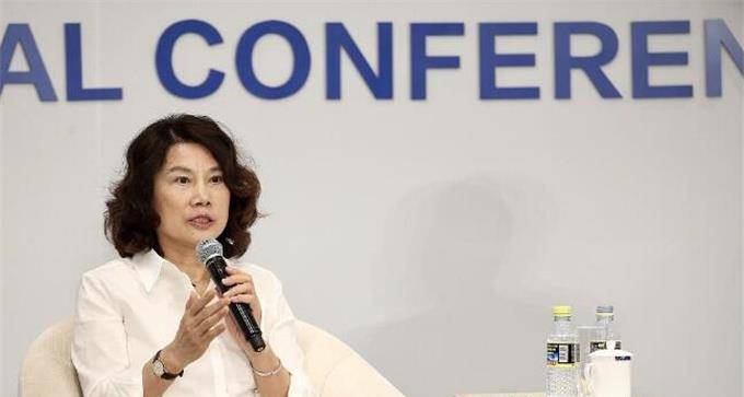 面的|董明珠真有女企业家的风范。66岁的她穿着V领连衣裙，优雅大方