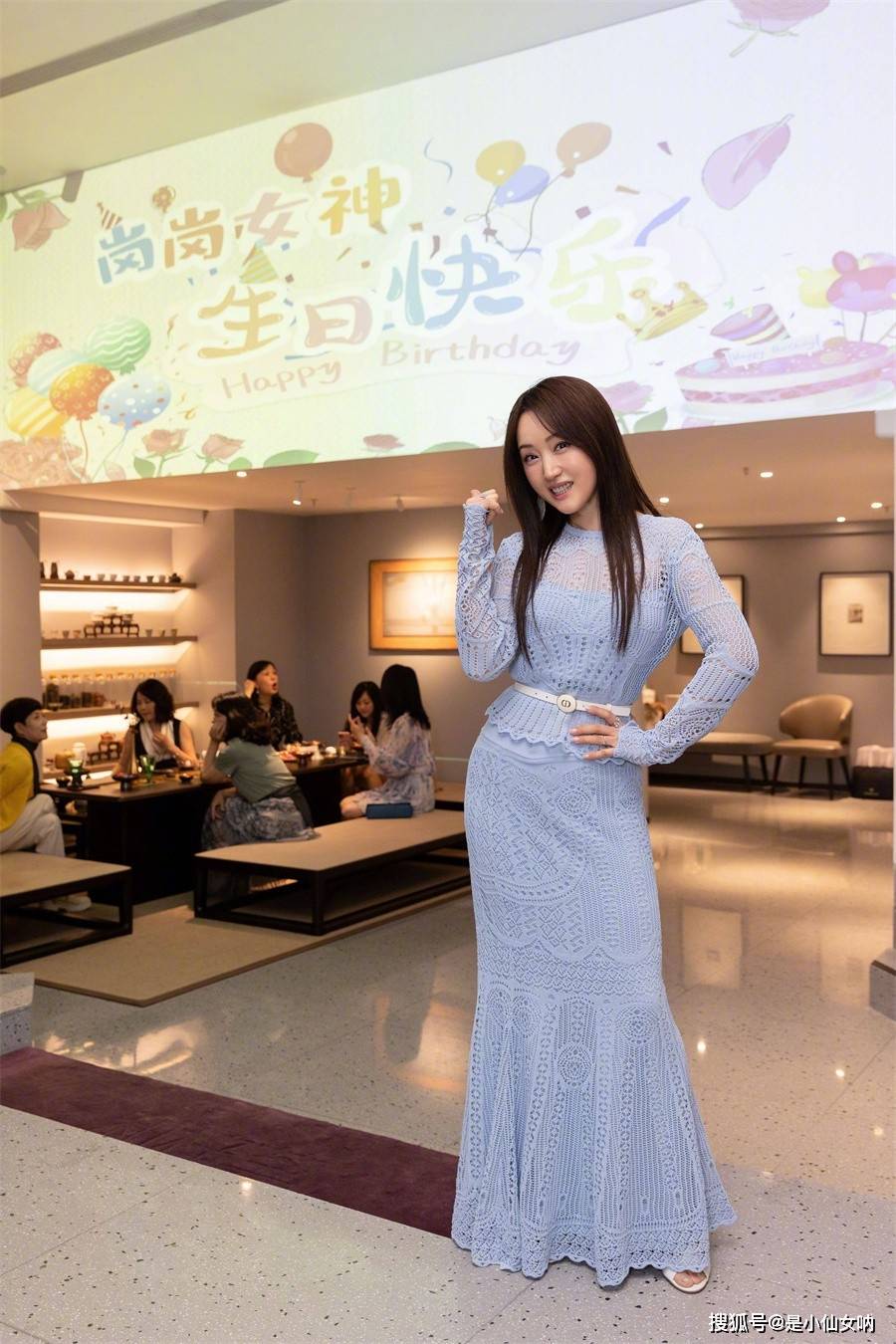 显得|50岁杨钰莹爱上装嫩,穿连衣裙故意镂空,双手捧脸太可爱
