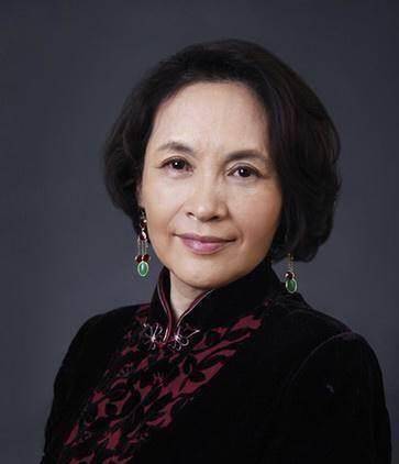 晓英|宋晓英越老越洋气，穿黑裙涂红唇还挂3条珍珠项链，美成优雅贵妇