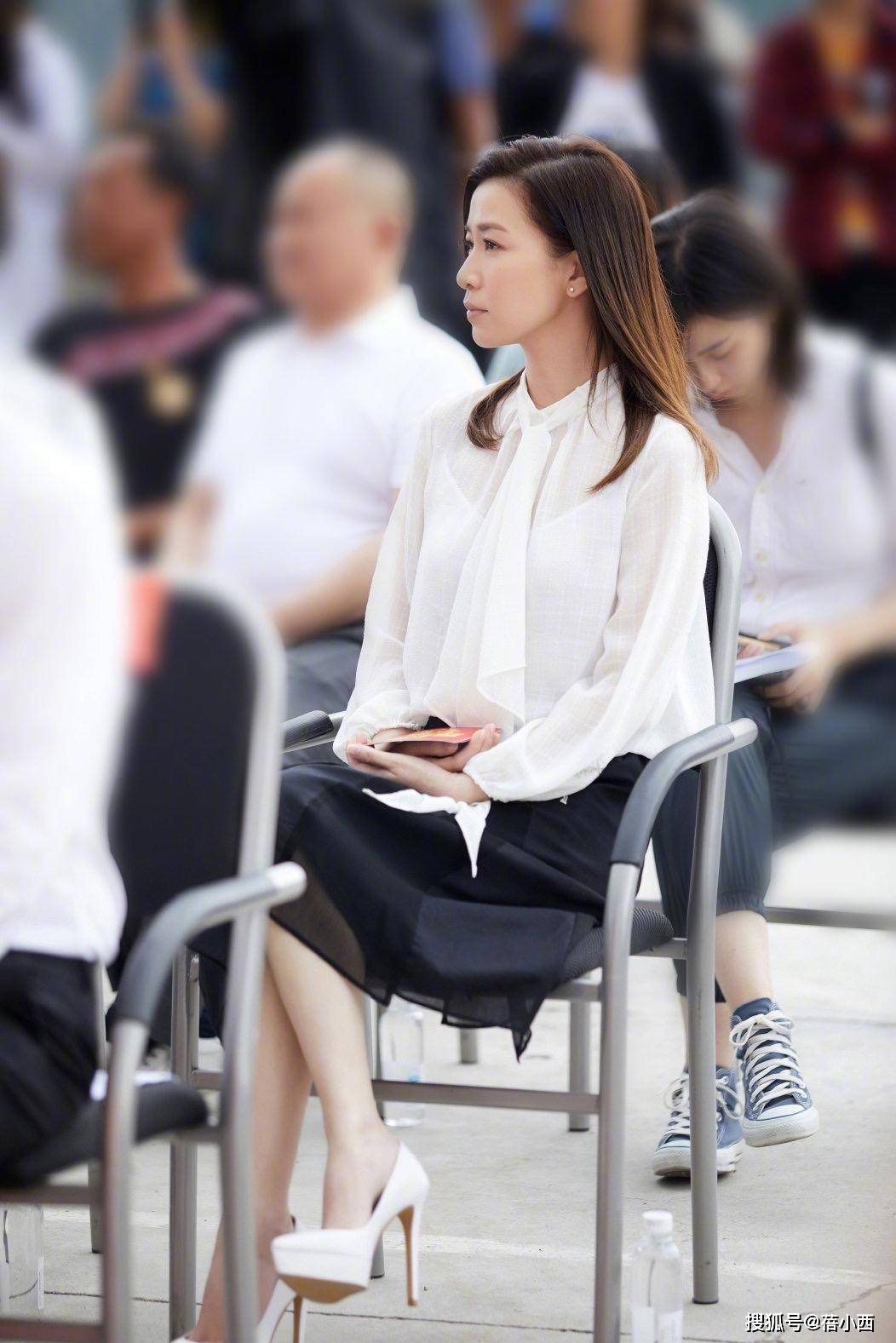 亮点|佘诗曼气质在根本不用扮嫩,穿T恤配阔腿裤走机场,哪像75年的?