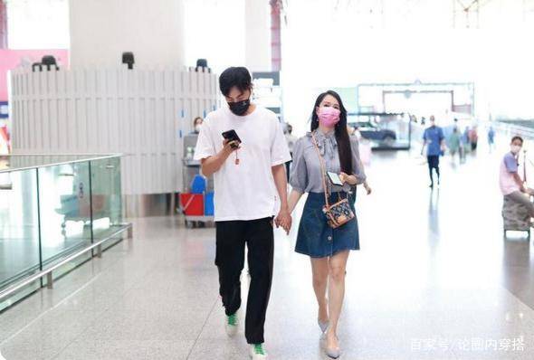 个性|伊能静与秦昊牵手亮相机场，穿牛仔半裙超减龄，53岁也有少女感