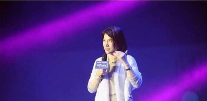 面的|董明珠真有女企业家的风范。66岁的她穿着V领连衣裙，优雅大方