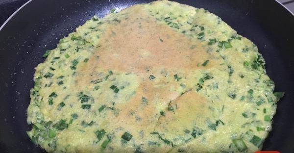 加入适量|春天不吃这菜就亏了,筷子搅一搅,香喷喷的早餐饼5分钟端上桌