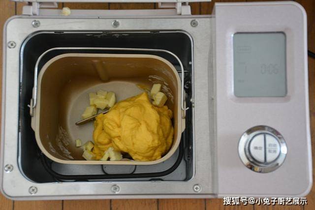 美食|南瓜别再蒸着吃了，加在面粉里做成吐司，又香又柔软，早餐就它了