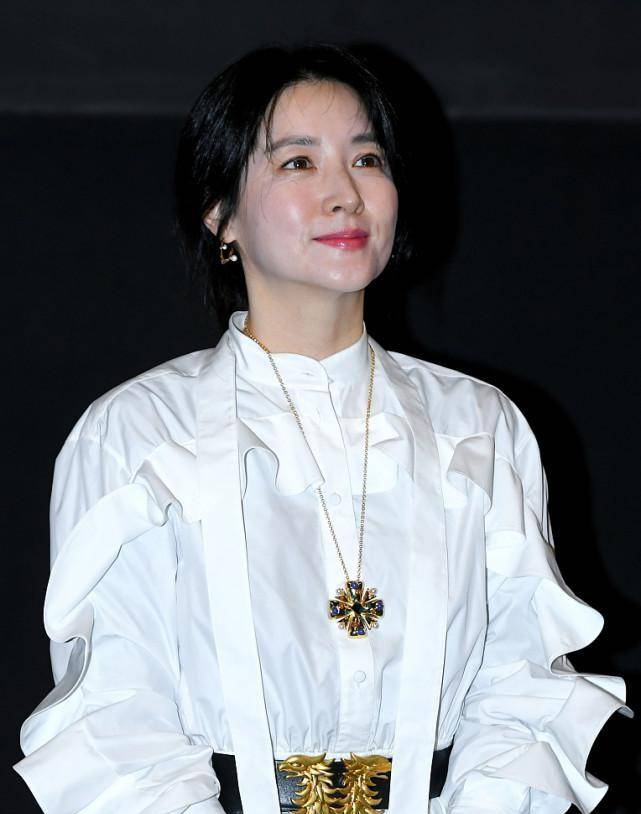 白裙|李英爱还是那个“大长今”，穿白裙的样子好清纯，长相也挺水嫩的