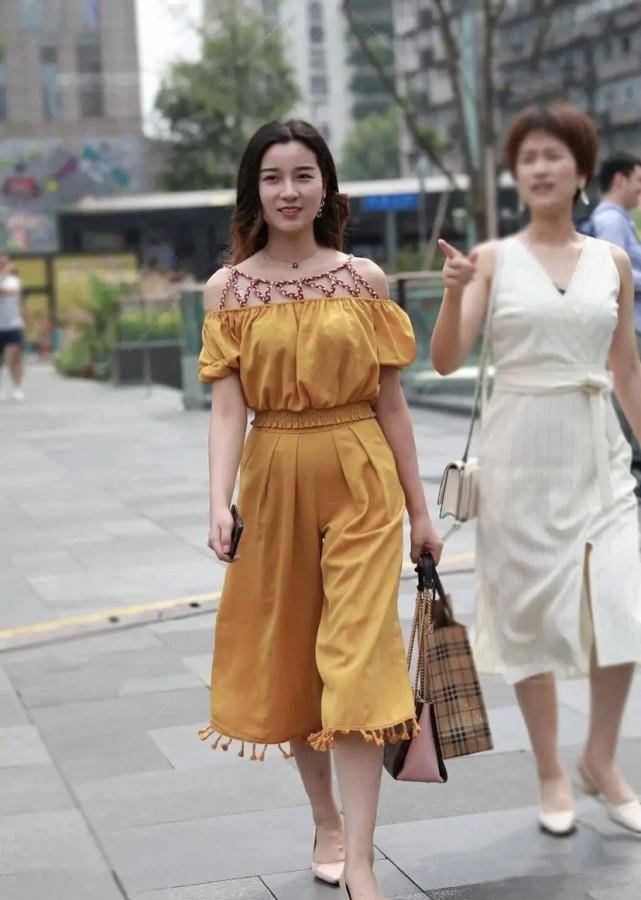 身形|不“装嫩”会显老？中年女士穿搭要遵循风格，别被视觉差忽悠了！