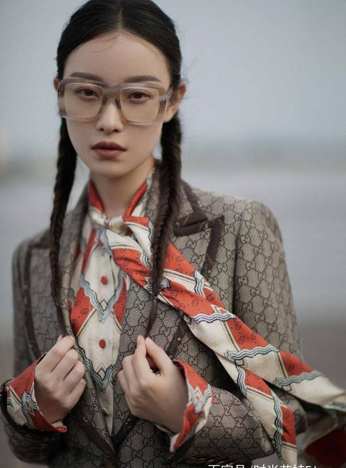 黑色|娱乐圈9位女星都用的发型，杨幂热巴清纯少女，不及金泫雅的复古