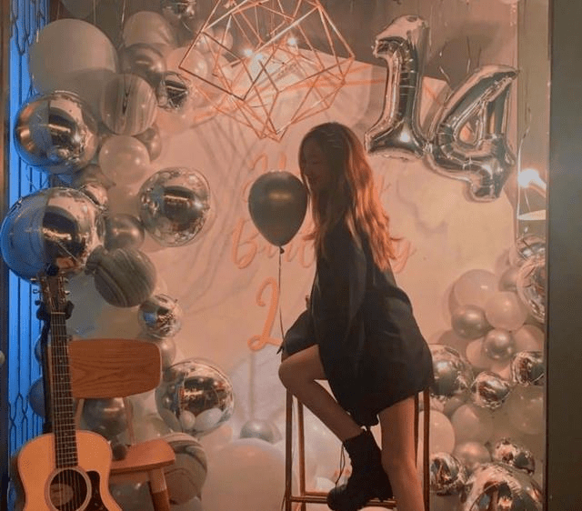 进行|15岁李嫣比王菲还潇洒！穿休闲装跟奶奶逛超市，五官像翻版李亚鹏