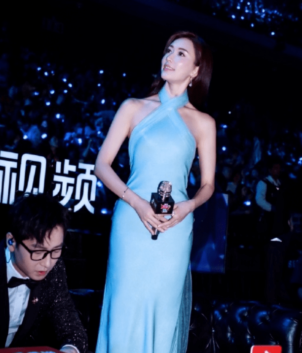 黑色|日本媳妇林志玲真会穿,穿黑色连衣裙高挑时髦,端庄优雅真有气质