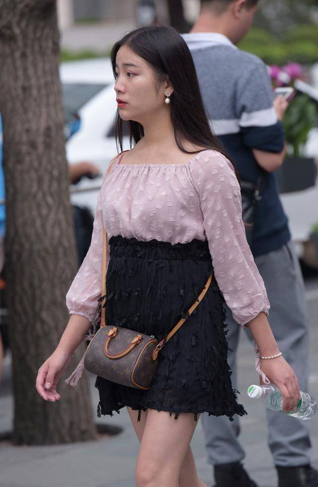 女王|连衣裙自带女王光环，搭配方面更是彰显个性，懒散随意
