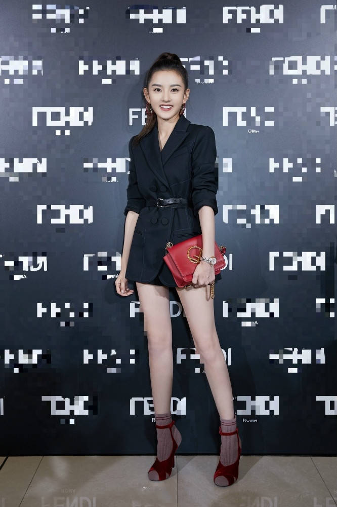 曲线美|宋祖儿出席活动，一袭风衣裙秀美腿，all black上演魅惑性感